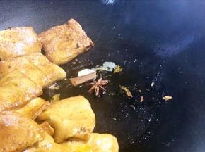 加入卤料，爆香