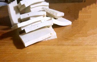 千叶豆腐洗净切片，备用