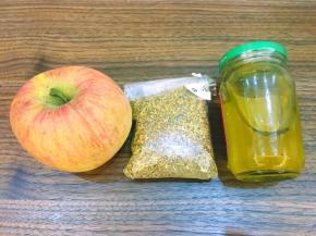 将材料，苹果，桂花，蜂蜜准备好