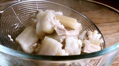 捞出沥干水分备用