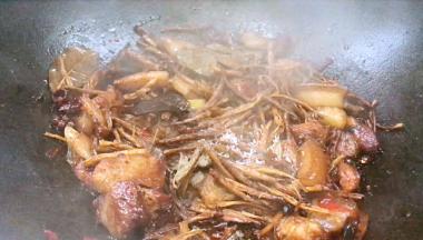 胡椒粉和味精，炒匀