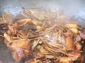 胡椒粉和味精，炒匀