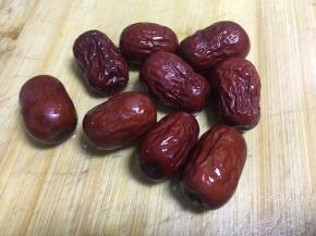 将红枣洗净对半切开取掉核