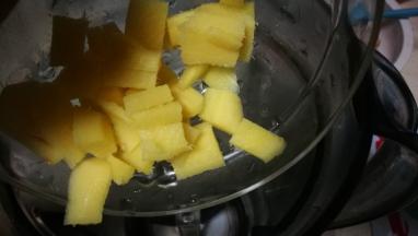 生姜去皮切小 倒入榨汁机