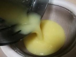 把榨好的姜汁过滤一下