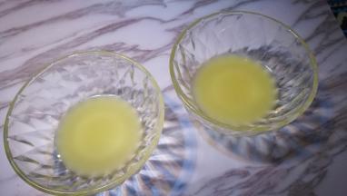 分别放在两个小碗中