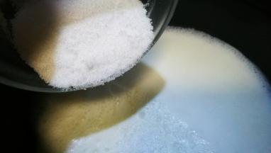 锅中倒入牛奶煮开 倒入白糖 关火