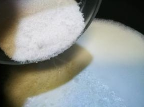 锅中倒入牛奶煮开 倒入白糖 关火