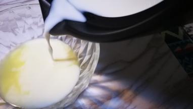 稍凉些倒入姜汁中