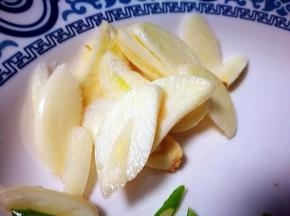 大蒜切成片