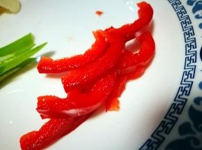 红椒切成丝