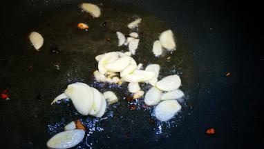 锅中油热虾蒜片