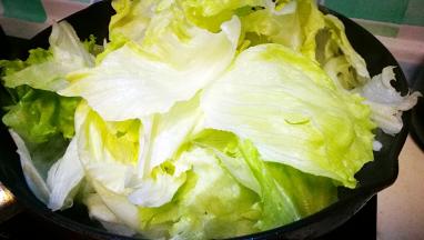 放入生菜快速翻炒