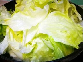 放入生菜快速翻炒