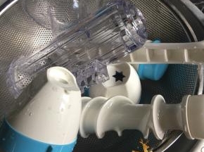 水果榨好了，趁这个空隙把机子清洗一下，水冲即刻干净。