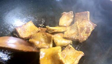 锅烧热油，放入千叶豆腐，中火煎至两面金黄