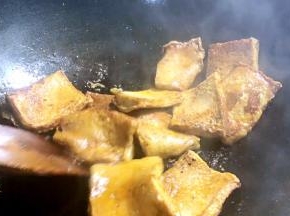 锅烧热油，放入千叶豆腐，中火煎至两面金黄
