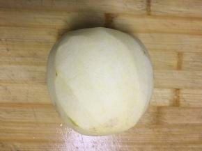 将苹果洗净后削皮