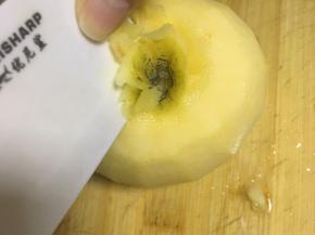 用刀将苹果俩头去掉