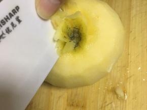 用刀将苹果俩头去掉