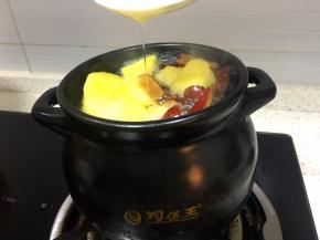 加入一勺蜂蜜，炖十五分钟