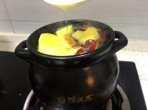 加入一勺蜂蜜，炖十五分钟