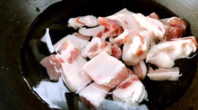 锅置火上，加入适量清水，放入五花肉汆烫至出血水