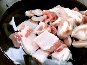 锅置火上，加入适量清水，放入五花肉汆烫至出血水