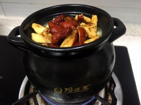 小火炖制沸腾，出泡加入红枣煮半小时