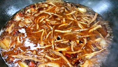 加入笋干，大火烧开，转小火慢烧50分钟