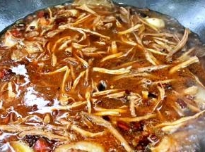 加入笋干，大火烧开，转小火慢烧50分钟