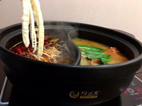 将笋尖放入辣汤中