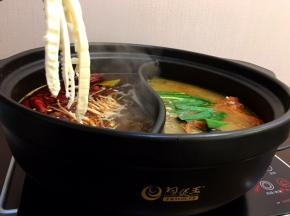 将笋尖放入辣汤中