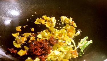 加入泡椒炒香，再加入豆瓣酱炒香