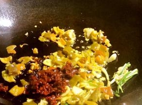 加入泡椒炒香，再加入豆瓣酱炒香
