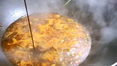 加入适量清水、酱油大火烧开