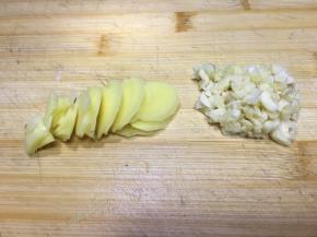 将生姜切成片，大蒜切末