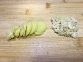 将生姜切成片，大蒜切末