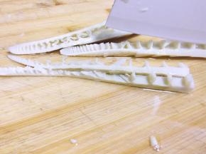 将笋尖切开成条，放碗中泡水