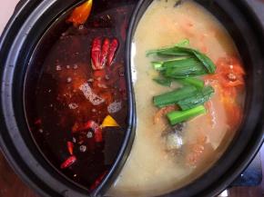 将切好的大蒜苗放入鲫鱼汤上