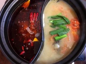 将切好的大蒜苗放入鲫鱼汤上