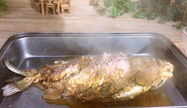 将烤好的鲫鱼从烤箱里拿出来，放入烤盘中