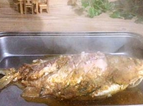 将烤好的鲫鱼从烤箱里拿出来，放入烤盘中