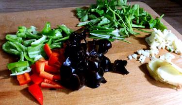 将食材洗净切好，备用