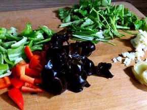 将食材洗净切好，备用