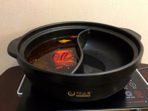 准备一个鸳鸯锅，将重庆火锅底料放入一边，加入热开水