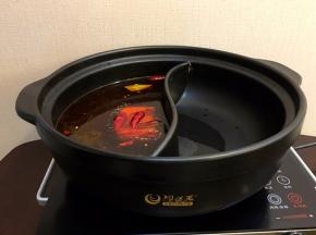 准备一个鸳鸯锅，将重庆火锅底料放入一边，加入热开水