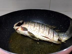 锅里放适量油，烧热后鱼放入锅中