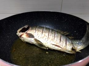 锅里放适量油，烧热后鱼放入锅中