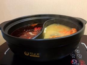 将煮好的鲫鱼汤放另一边电陶炉开火